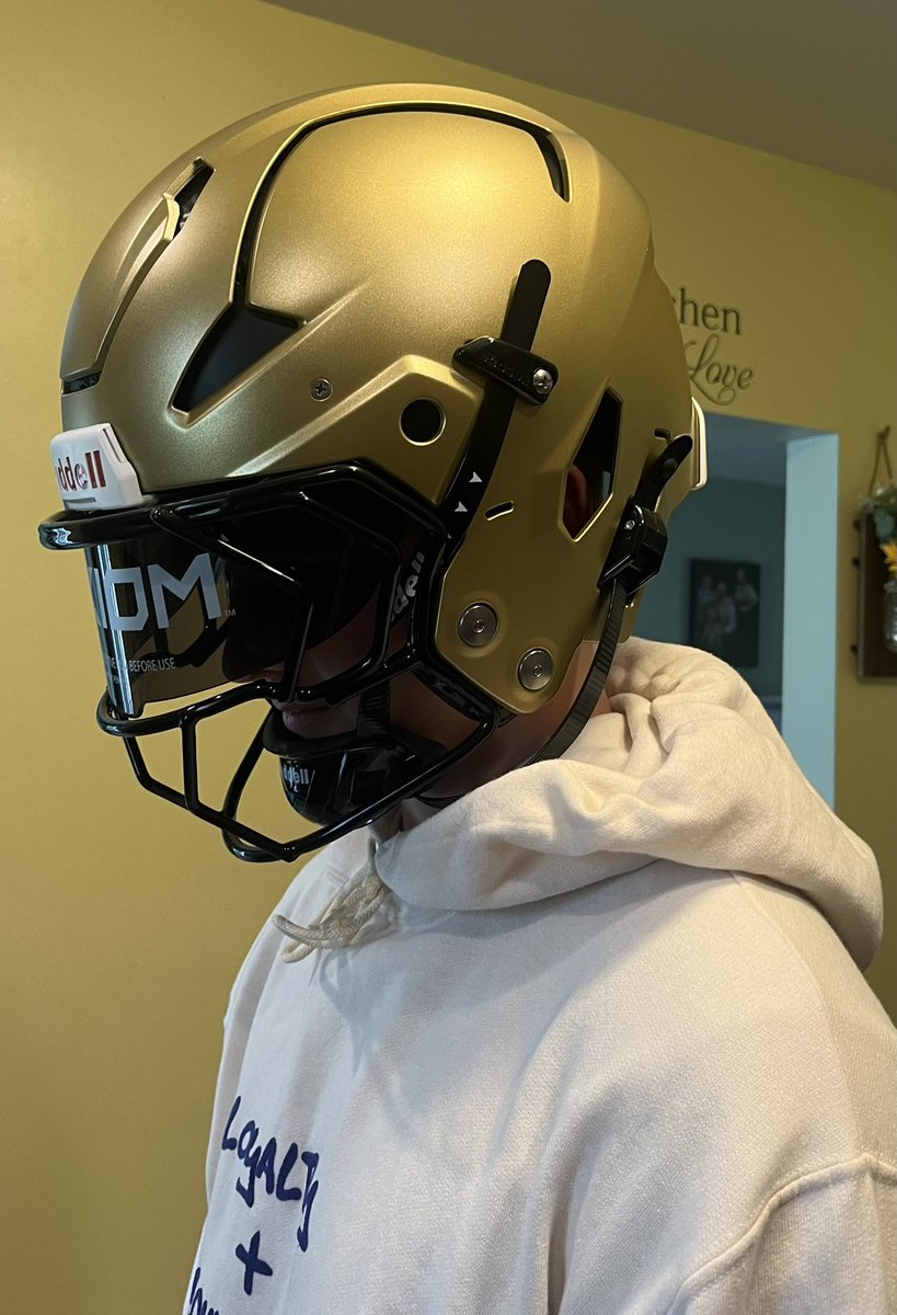 Drake Moore (@drakemoore08) on Twitter photo New helmets are in! Got the QB face mask on and the dark visor, still waiting on the black stripe Down the middle and GC on the side. <a href="/RiddellSports/">Riddell Sports</a> the Axiom is comfortable can’t wait to try it out. <a href="/Lj_era8/">Lamar Jackson</a> still loving the <a href="/Era8Apparel/">Era 8 Apparel</a>! #football #qb #sports New helmets are in! Got the QB face mask on and the dark visor, still waiting on the black stripe Down the middle and GC on the side. <a href="/RiddellSports/">Riddell Sports</a> the Axiom is comfortable can’t wait to try it out. <a href="/Lj_era8/">Lamar Jackson</a> still loving the <a href="/Era8Apparel/">Era 8 Apparel</a>! #football #qb #sports