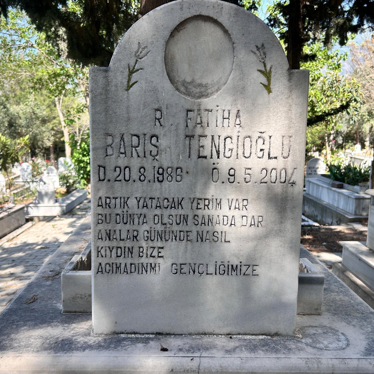 Özgür Özel'e saldıran Selçuk Tengioğlu'nun 2004 yılında öldürdüğü öz evladı Barış Tengioğlu'nun mezar taşı:

Artık yatacak yerim var.
Bu dünya olsun sana dar.
Analar gününde nasıl kıydın bize?
Acımadın mı gençliğimize?