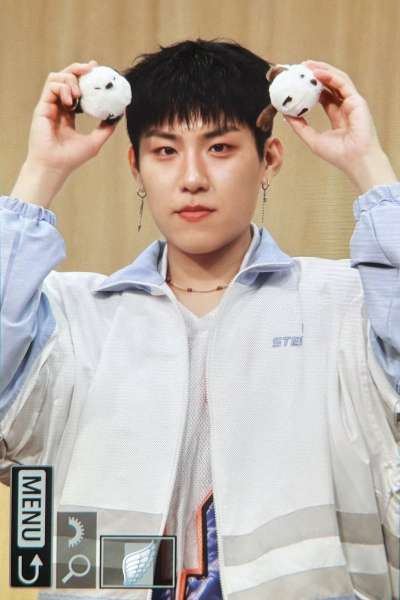 wings_wj1102's tweet photo. 250504 프롬스토어 팬싸

참새 3마리 있네🐦🐦🐦😆

#박우진 #PARKWOOJIN #에이비식스 #AB6IX https://t.co/QG9ksb0d8l