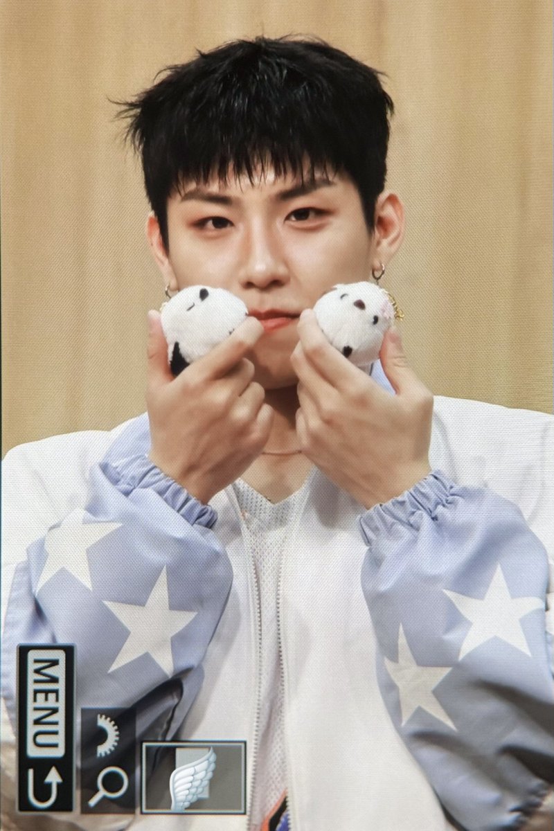 wings_wj1102's tweet photo. 250504 프롬스토어 팬싸

참새 3마리 있네🐦🐦🐦😆

#박우진 #PARKWOOJIN #에이비식스 #AB6IX https://t.co/QG9ksb0d8l
