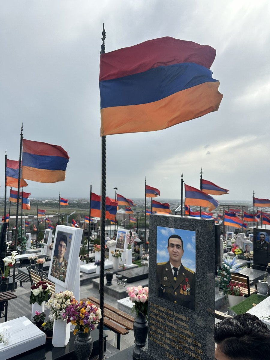 Chamassian Pascal (@pchamassian) on Twitter photo Reconnaissance éternelle aux milliers de combattants tombés pour sauver l’Artsakh et l’Arménie.
Vibrant hommage rendu ce jour à Erevan, au cimetière de Yerablur, par la délégation de la ville de <a href="/marseille/">Ville de Marseille</a> menée par le maire <a href="/BenoitPayan/">Benoît Payan</a> Reconnaissance éternelle aux milliers de combattants tombés pour sauver l’Artsakh et l’Arménie.
Vibrant hommage rendu ce jour à Erevan, au cimetière de Yerablur, par la délégation de la ville de <a href="/marseille/">Ville de Marseille</a> menée par le maire <a href="/BenoitPayan/">Benoît Payan</a>