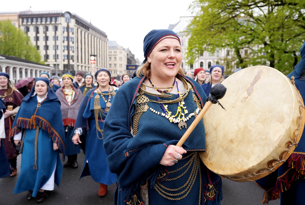 🇱🇻 Atzīmējot Latvijas Republikas Neatkarības atjaunošanas 35. gadadienu, no Rātslaukuma līdz Brīvības piemineklim norisinājās tradicionālais gājiens "Uzvelc savu tautastērpu par godu Latvijai!"

Foto: Lita Millere / LETA