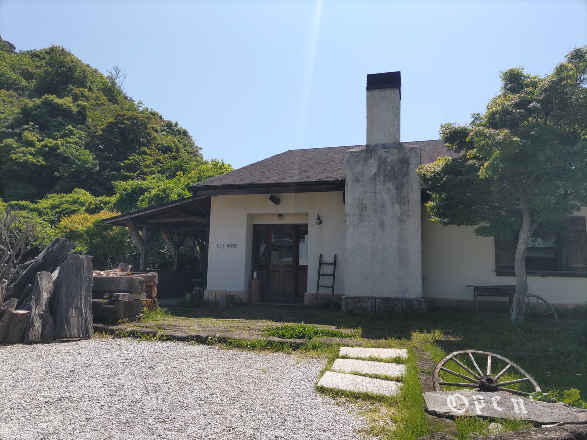 coro935's tweet photo. 今日は鋸山に行ったのですが、強風のためロープウェイが運行中止。でもそのおかげで、近くの素敵なカフェに入ることができました。タルトタタンのあまりの美味しさに言葉を失うほどでした。5/5まででリンゴがなくなり終了、次は11月後半からとのことでしたので、秋にまた行きます。 https://t.co/ryLZs7Zgx7
