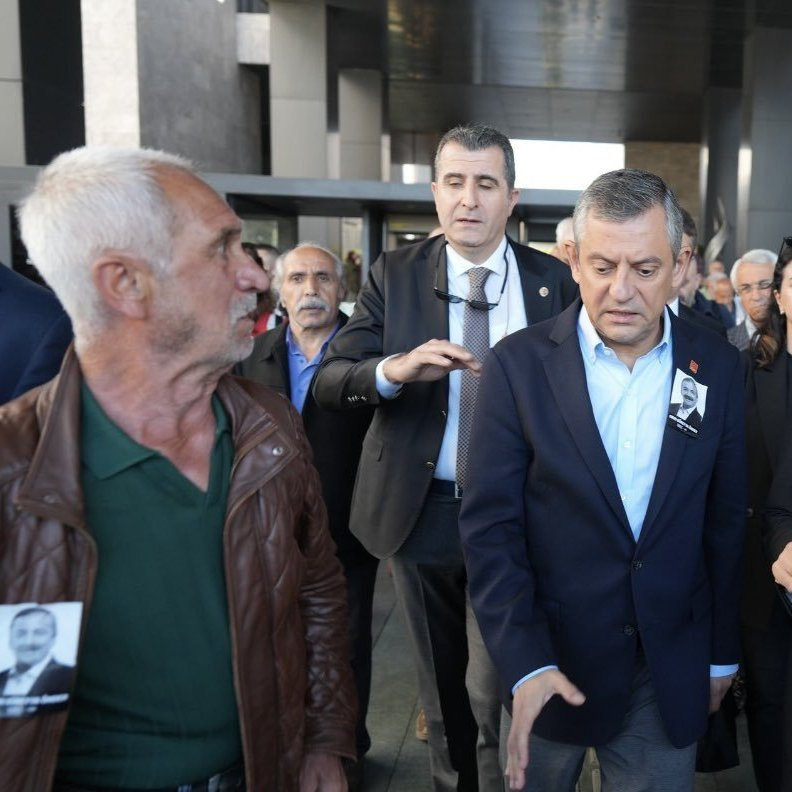 SON DAKİKA: İçişleri Bakanlığı, Özgür Özel'e saldıran şahsın sabıka kaydını açıkladı.

- 2 çocuğunu öldürüp ve 2 çocuğunu da yaralamış.

- Hırsızlık ve tehdit suçunlarından kaydı var.

- Müebbet hapis cezası alan şahıs, 2020 yılında şartlı tahliye ile serbest bırakılmış.