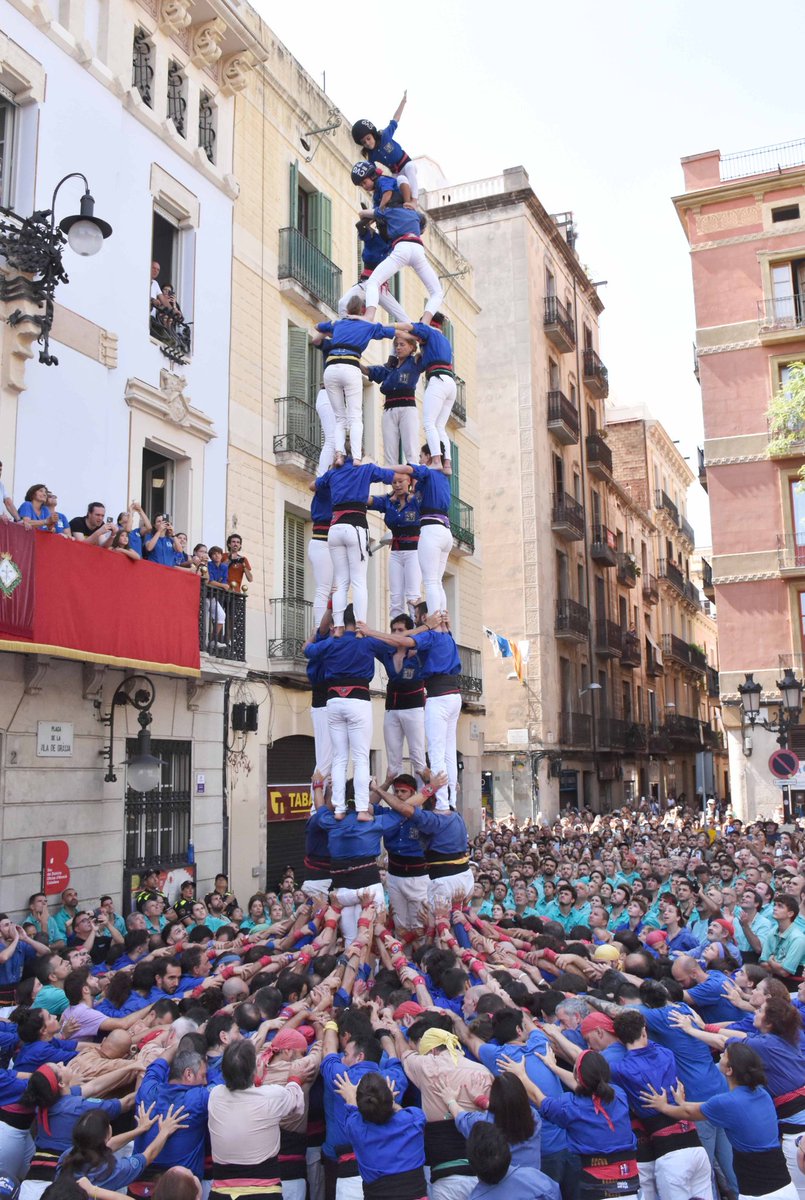 cvg_cat's tweet image. Avui fa 28 anys que vam fer la nostra presentació oficial com a colla! 

28 anys plens de records, èxits, viatges, assajos i diades. Amb tot plegat, n'hi ha per estar orgullosos de la gran família que és la colla.

#castells #AixòFaGràcia