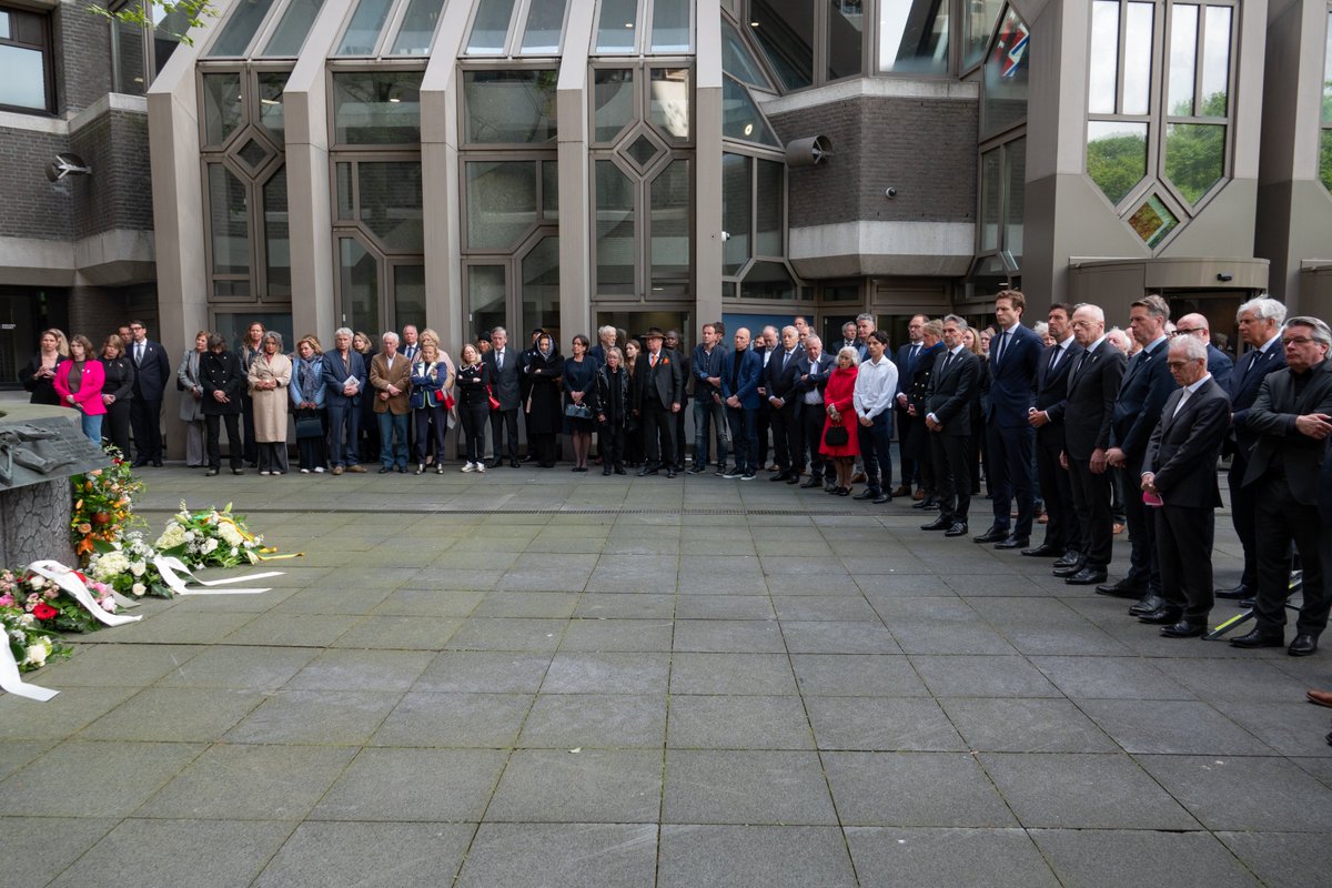 Deze dag van herdenken begon in de Tweede Kamer en bij Perscentrum Nieuwspoort. Samen met @stasjps Vincent Karremans legde ik een krans bij de Erelijst van Gevallenen in de Statenpassage van de Tweede Kamer. Vervolgens namen we deel aan de herdenking van Perscentrum Nieuwspoort.