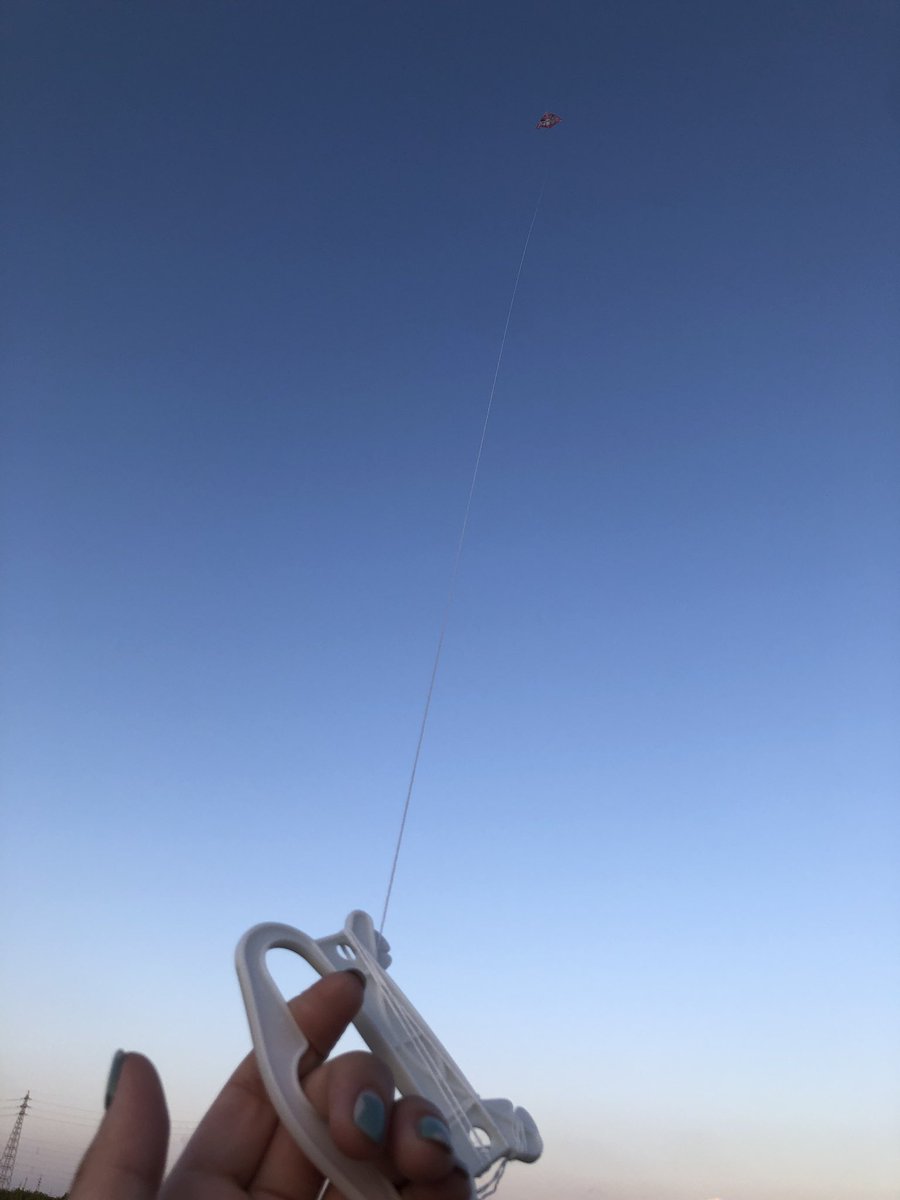 gwt_ag's tweet image. 晴れてて風強かったから凧あげしたいと思って、いちかばちかでホムセン行ったらちいかわのカイトあった🪁
凧揚げうますぎて風の谷出身かもしれん