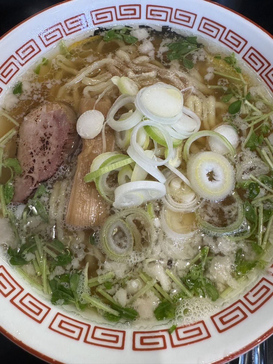 菊川市 787さん
GW中のラス787さんかなぁ？明日からお休みだそうです。今日は限定麺2連発！１杯目は『乱切り手もみ麺の新neo中華そば 塩』これは美味い！複数の種類の麺を使っているそうで、まずその麺の旨さにクリビツテンギョウ！スープもバランス良く、あっと言う間に完食でした。お薦めです！