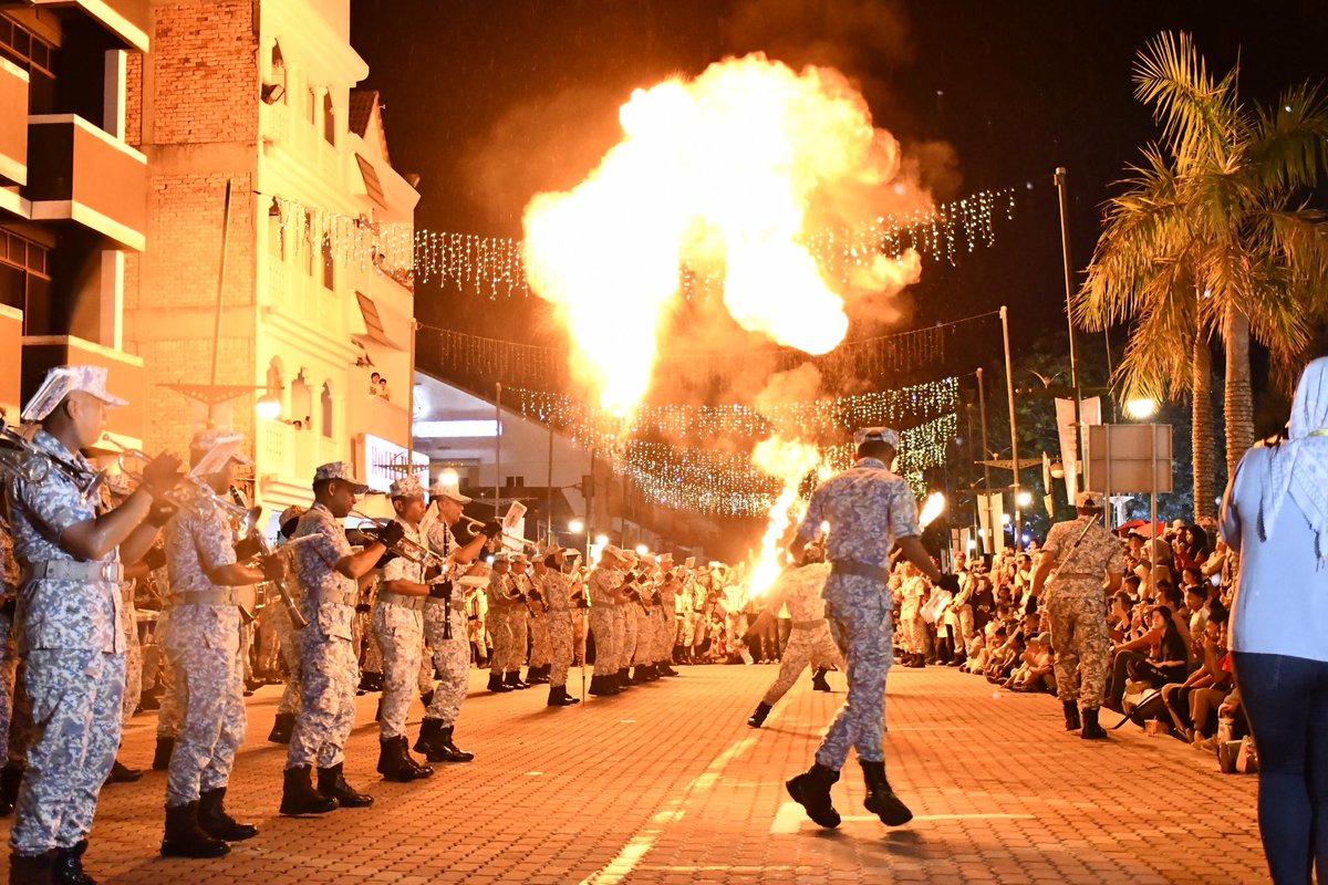 Sambutan Lumut Bandar Tentera Laut penutup tirai Hari TLDM ke-91 di Pangkalan TLDM Lumut. Istiadat Sunset Ceremony, persembahan Pancaragam Pusat TLDM, Kombo Gelombang Biru, demonstrasi FCB dan Fun Run wadah eratkan hubungan tentera dan masyarakat.

#NavyUpdate

<a href="/tldm_rasmi/">Royal Malaysian Navy</a>