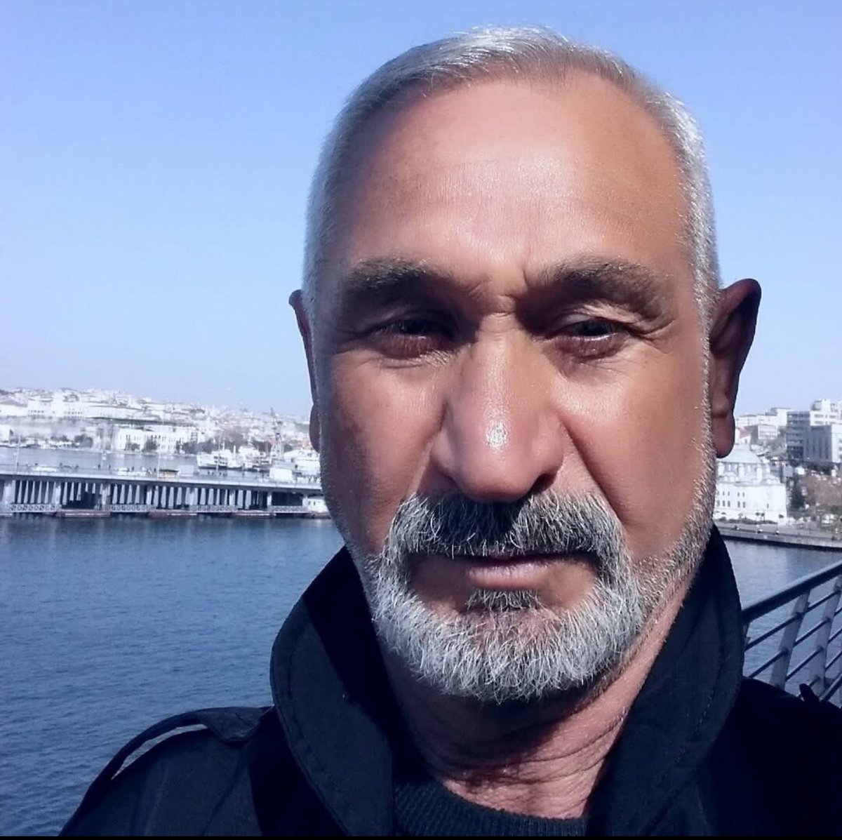 biroldarcin's tweet photo. Yıllar önce iki evladını öldürüp birinide yaralamış, bir sürü tehdit ve darp suçu bulunan, ömür boyu müebbet cezasına çarptırılmış bir suç makinası saldırganı nasıl toplumun içine salarsınız…  
Adaletiniz batsın. 
#saldırı Özgür Özel https://t.co/ETyRwNST3G
