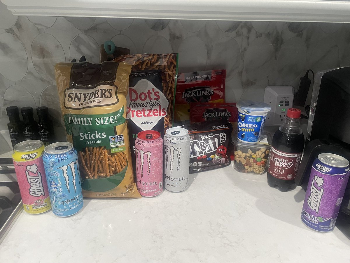 clovenlist's tweet photo. Proper formula: Spoil the homies -> Then win with the homies https://t.co/RR3fAop7zP