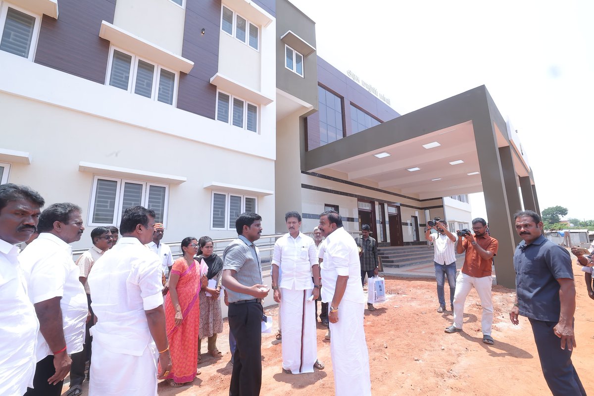 Anbil Mahesh (@anbil_mahesh) on Twitter photo மாண்புமிகு தமிழ்நாடு முதலமைச்சர் <a href="/mkstalin/">M.K.Stalin</a> அவர்கள், என்னுடைய #திருவெறும்பூர் தொகுதிக்கு உட்பட்ட துவாக்குடியில் புதிதாக கட்டப்பட்டுள்ள திருச்சி மாவட்டத்திற்கான "அரசு மாதிரி மேல்நிலைப்பள்ளி"யை வரும் மே 8ஆம் தேதி திறந்து வைக்கிறார்கள்.
எனவே, அதற்கான விழா ஏற்பாடுகளை மாண்புமிகு மாண்புமிகு தமிழ்நாடு முதலமைச்சர் <a href="/mkstalin/">M.K.Stalin</a> அவர்கள், என்னுடைய #திருவெறும்பூர் தொகுதிக்கு உட்பட்ட துவாக்குடியில் புதிதாக கட்டப்பட்டுள்ள திருச்சி மாவட்டத்திற்கான "அரசு மாதிரி மேல்நிலைப்பள்ளி"யை வரும் மே 8ஆம் தேதி திறந்து வைக்கிறார்கள்.
எனவே, அதற்கான விழா ஏற்பாடுகளை மாண்புமிகு