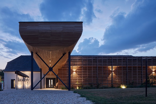 sdetails's tweet image. Aujourd'hui, Détails d' #architecture va en #Tchéquie à la découverte de la gracieuse #réhabilitation du Kolby Winery. Un projet signé: Studio ORA. #teamarchi
tinyurl.com/c7xedfdw