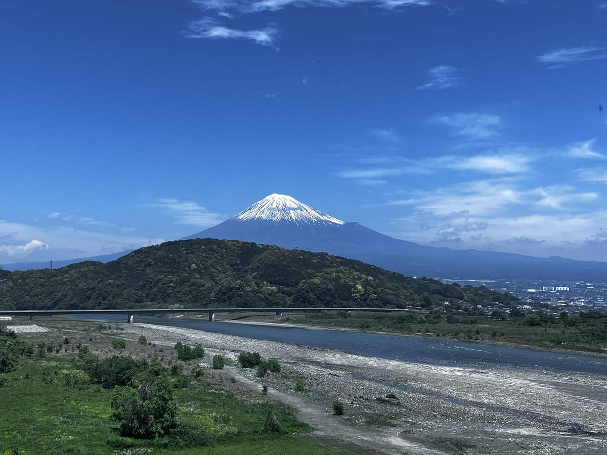 taka_seafield's tweet photo. 今日はバイクで周遊🎶
富士山の雪もまだいい感じに残ってて良き
途中菜の花畑みたいなとこあって映える https://t.co/H3MeOe9YLf