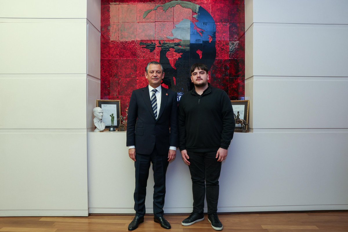 bertugdiler's tweet photo. Genel Başkanımız Sayın Özgür Özel’e yapılan saldırıyı şiddetle kınıyorum.

Sayın Genel Başkanımıza geçmiş olsun dileklerimi iletiyor, faillerinin en kısa sürede cezalandırılmasını temenni ediyorum.

Ülkemizi kaos ortamından çıkarıp yeniden huzuru ve baharı Genel Başkanımızın önderliğinde getireceğiz…
@eczozgurozel