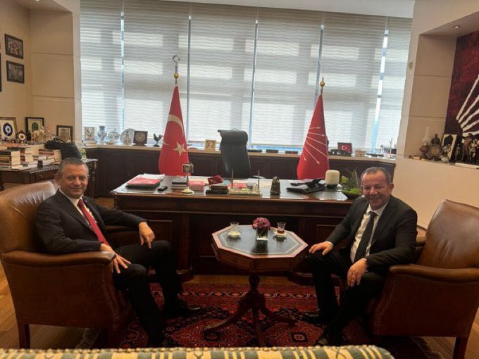 Genel Başkanımız Sayın Özgür Özel’e yapılan hain saldırıyı şiddetle ve nefretle kınıyorum. Bu meczubun bu saldırıyı tek başına planlayarak gerçekleştirdiğine inanmıyorum. 

İçişleri Bakanlığı bu olayı tüm yönleriyle derhal aydınlatmalı ve ucu nereye dokunursa dokunsun sonuna