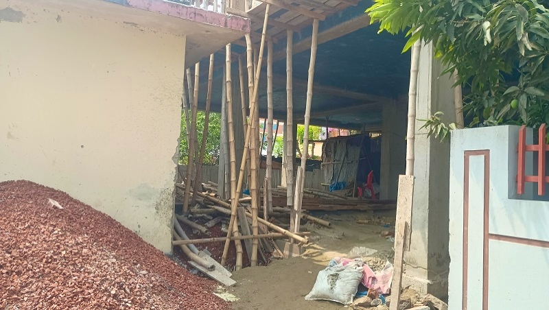 নওগাঁয় বিদ্যালয় ঘেঁষে বহুতল ভবন নির্মাণ, পৌর বিধি লঙ্ঘনের অভিযোগ