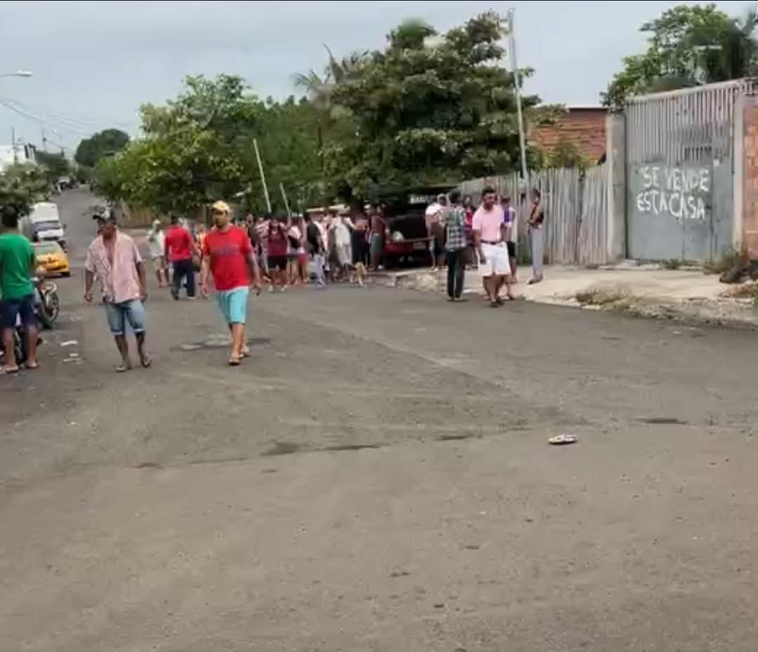 🔴 #ATENCIÓN | Ola de violencia en Manta, provincia de Manabí.
Un hombre fue asesinado, al estilo sicariato, mientras jugaba Bingo en el barrio Altagracia.
Asimismo, dos comerciantes murieron acribillados en el Barrio 2 de Agosto, parroquia Eloy Alfaro. ⚠️