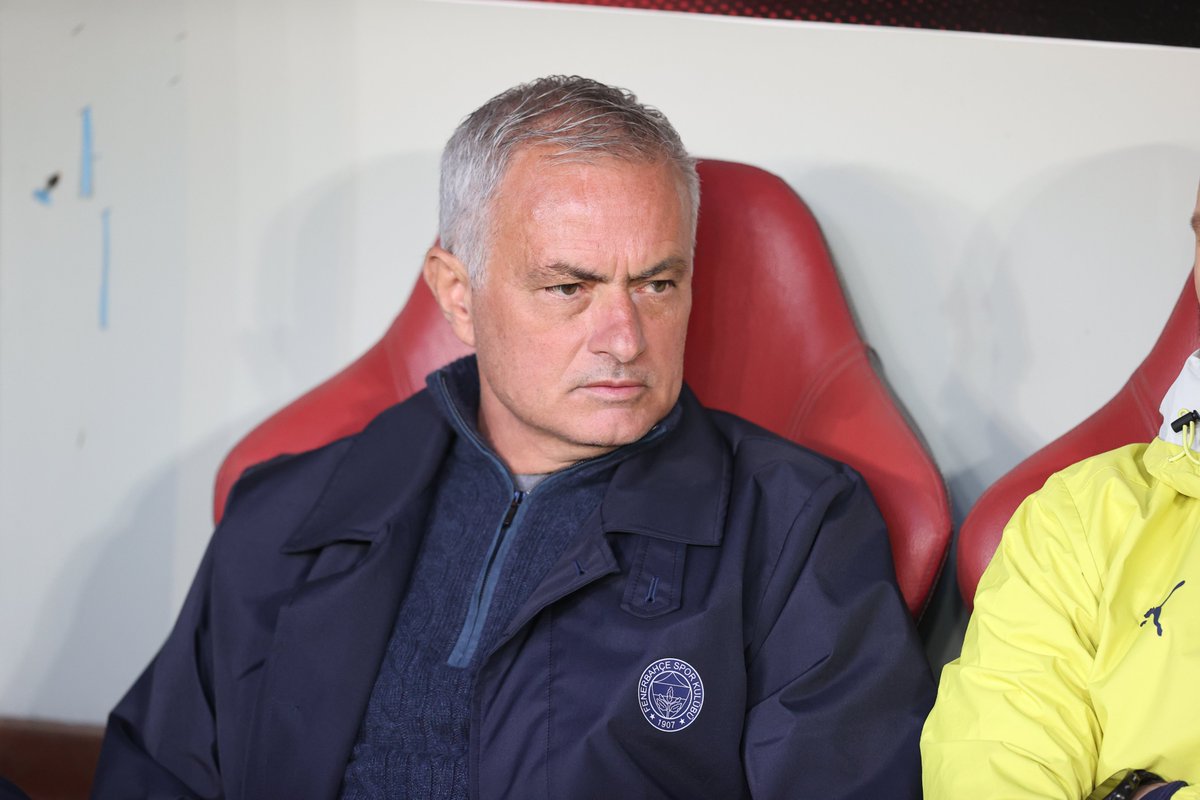 Bu akşam Jose Mourinho'nun geleceği 'büyük ölçüde' belli olacak. Fenerbahçe Başkanı Ali Koç her ne kadar Yüksek Divan Kurulu'nda 'istikrar' vurgusu yapmış olsa da satır aralarında Mourinho'yu ciddi bir şekilde eleştirdi. Oyundan memnun olan yok. Beşiktaş derbisi kazanılamazsa