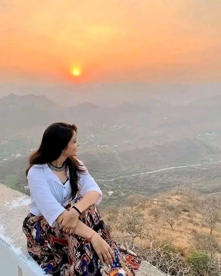कोई तुम्हारी वजह से खुश हो यहां भी दान ही है,
 हंसी वह दौलत है जो खर्च करने से और बढ़ती है,
 विश्व हास्य दिवस की हार्दिक शुभकामनाएं,