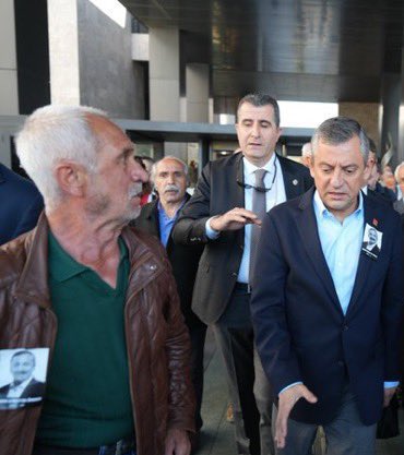 theburaakk's tweet photo. Soldaki Selçuk Tengioğlu. Özgür Özel'e saldıran şahıs. 2 çocuğunu öldürmüş. Hırsızlık ve tehdit suçunlarından kaydı var. Müebbet cezası alan şahıs, 2020’de serbest bırakılmış.

Sağdaki Ekrem İmamoğlu. 16 Milyon insanın belediye başkanı. CEZAEVİNDE TUTUKLU…

Adaletiniz batsın… https://t.co/SgTkqtRCIm