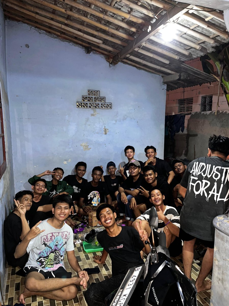 catung10's tweet photo. "Terima Kasih"

Mungkin itu adalah kata yang tepat untuk mengungkapkan semua yang saya rasakan saat ini, dimana emosi dan kegelisahan hampir tidak memungkinkan untuk menulis. https://t.co/UvS7Sb2NpJ