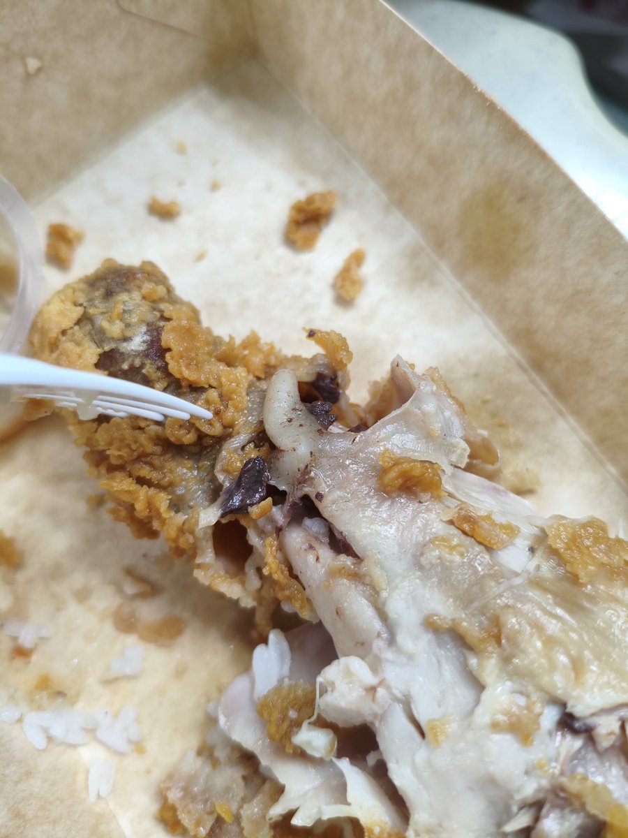 lilips327's tweet photo. nung nakaraan, matigas na rice ang nakuha namin at ang hirap lunukin tas ngayon naman gantong chicken? imbes na mawala yung gutom ko sumakit ang ulo ko sa lasa ng manok niyo. yung balat okay pa e tas pag kagat ko nung laman kakaiba ang lasa niya masuka suka ako @McDo_PH https://t.co/ILYMDZMe7i