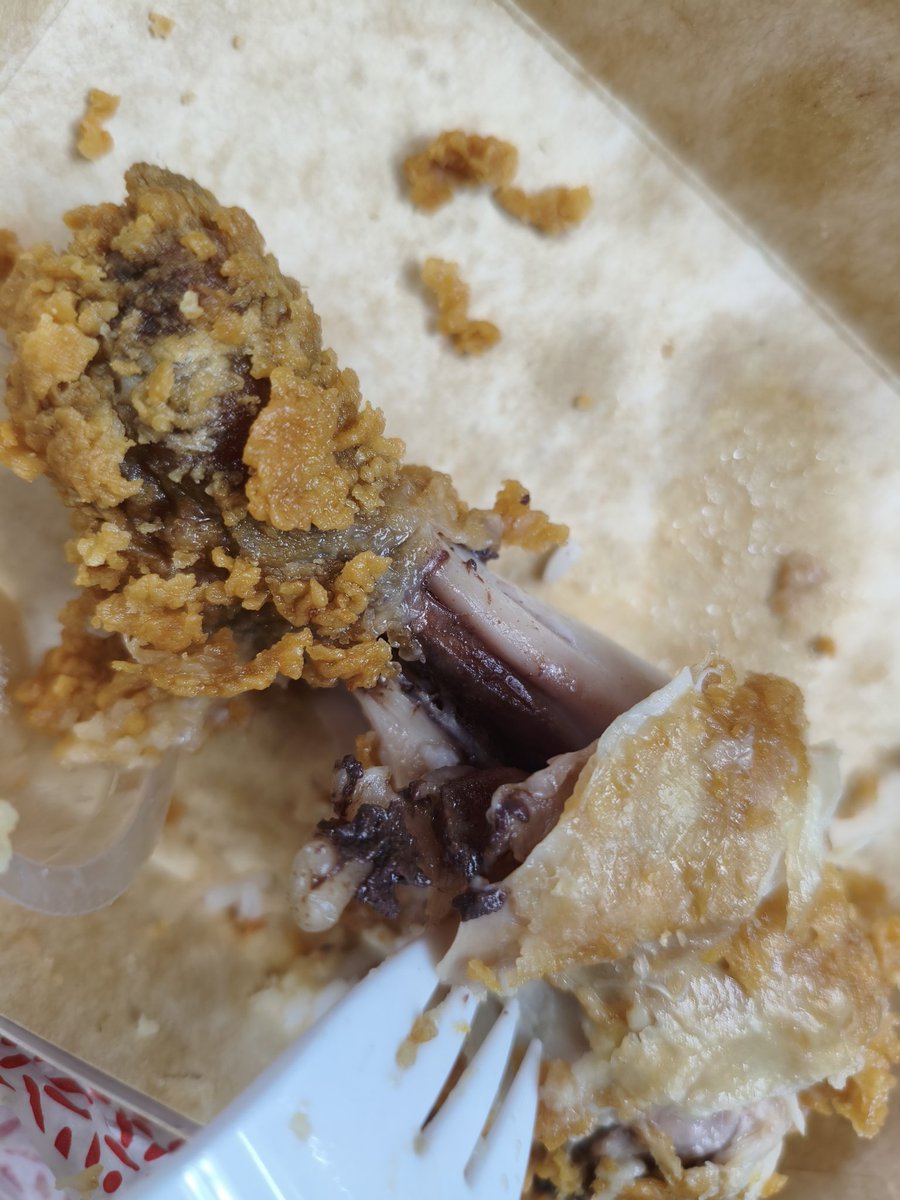 lilips327's tweet photo. nung nakaraan, matigas na rice ang nakuha namin at ang hirap lunukin tas ngayon naman gantong chicken? imbes na mawala yung gutom ko sumakit ang ulo ko sa lasa ng manok niyo. yung balat okay pa e tas pag kagat ko nung laman kakaiba ang lasa niya masuka suka ako @McDo_PH https://t.co/ILYMDZMe7i