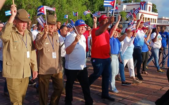 #PorCubaJuntosCreamos #PorCubaJuntosPodemos. DESFILE #PrimeroDeMayo Con la Vergüenza nuestro pueblo colmó la PLAZA de Revolución Mayor Ignacio Agramonte. #FiestaProletaria Unidad y Comunidad de Intereses. #SomosCuba #CubaMined #CamagueyDPE #CamagueyRindeCuentas <a href="/SuarezCLoreley/">Loreley Suárez Capdevila</a>