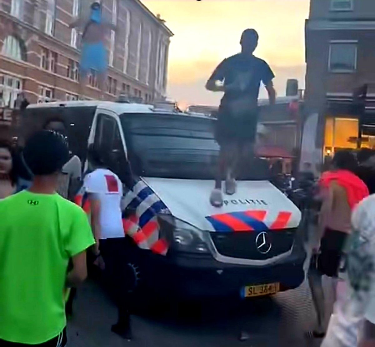 Met name allochtonen zetten Scheveningen op de kop door geweld, bedreigingen en vernielingen. Er zijn talloze filmpjes en foto's van de daders gemaakt, maar de politie heeft er niet één opgepakt. Is de politie mischien bang om daders op te pakken, vanwege hun gewelddadige inslag?