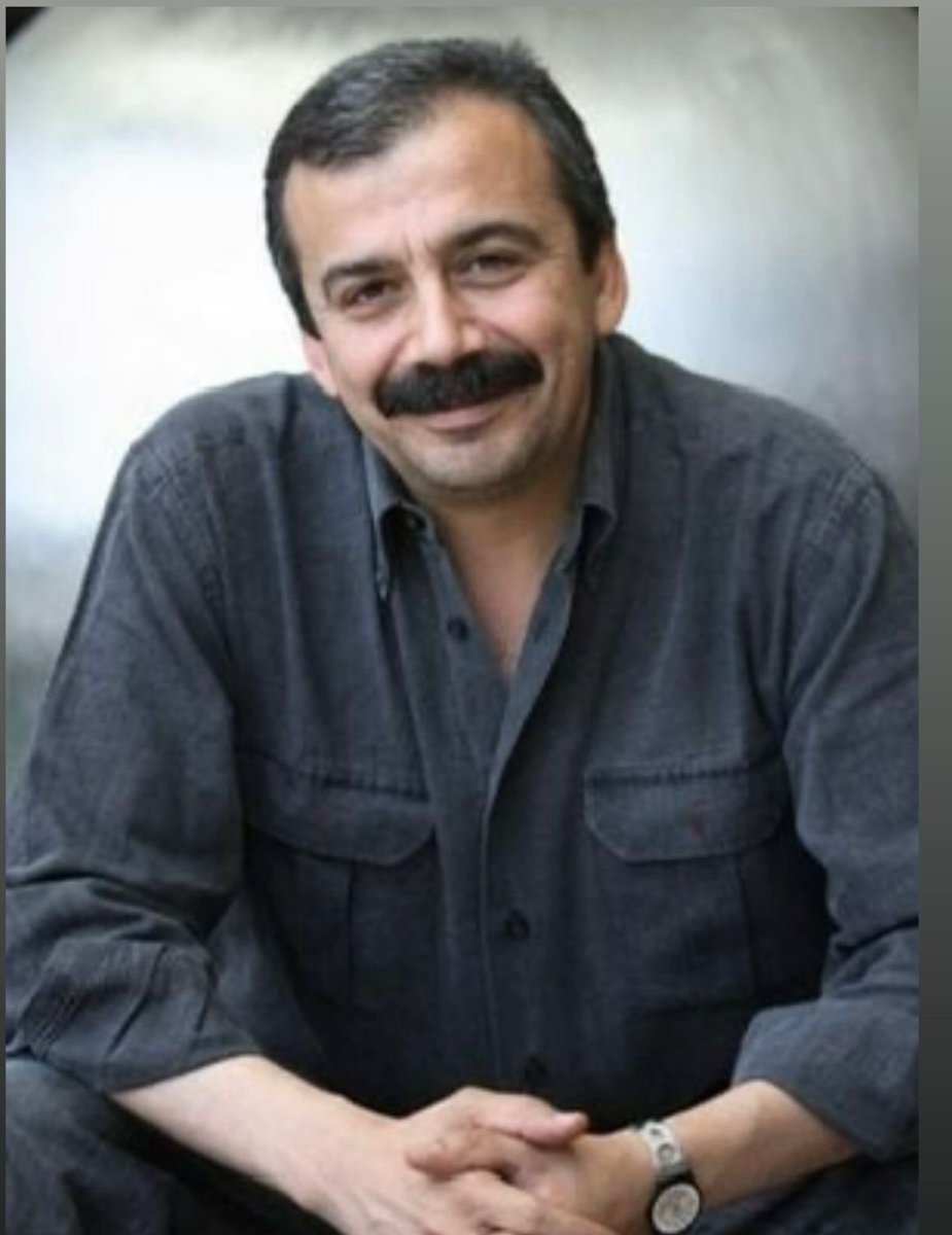 Pir xemgînim..
Oxir be Hunermend û Sîyasetmedarê hêja …
Oxir be “Sırrı Abê” ya Kurda🥀