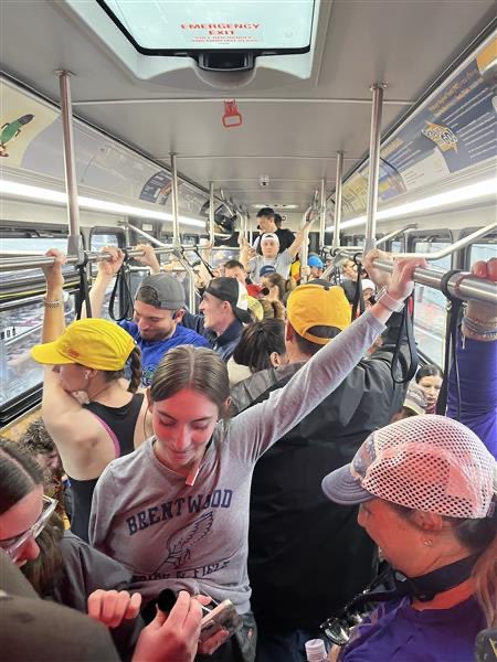 jatara_'s tweet image. A big day in Pittsburgh as tens of thousands of runners participate in the Pittsburgh Marathon! We have live coverage all morning.
New: Some runners told us they were delayed due to problems on the T. They say power lines are down and everyone had to exit and wait for shuttles.
