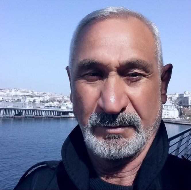 Anayasal hakkını kullanarak gösteriye katılan yurtsever insanlarımıza cop, plastik mermi, gözaltı, tutuklama ve zehirli dil kullanarak hedef gösteriyorlar.

Kişiye özel aflarla çete elemanları; fotoğraftaki meczup gibi alçak katiller ve hırsızlar ise sürekli serbest bırakıldılar.