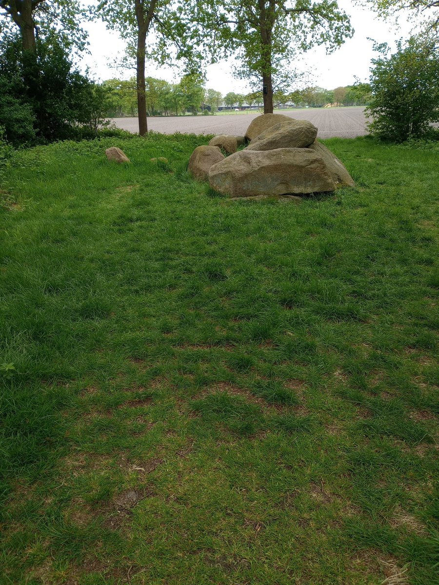 Noord-Sleen. Aan de hunebedweg. Origineler wordt het niet. Beetje rondkijken wat er vergraven is in de Huismaten, Westerstroom en Broeklanden. En als je toch in de buurt bent eem paar hunebedden kijken