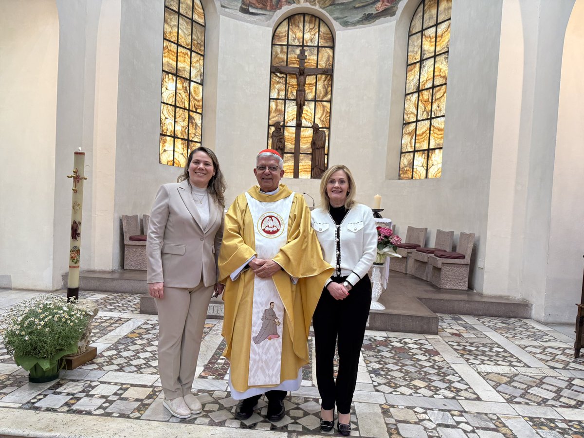 monicafabiola91's tweet image. Hoy los cardenales no se reunieron en congregación, ya que tienen el domingo libre

El Cardenal Adalberto Martínez Flores celebró la Santa Misa en su iglesia titular, San Giovanni a Porta Latina, junto con la comunidad de paraguayos