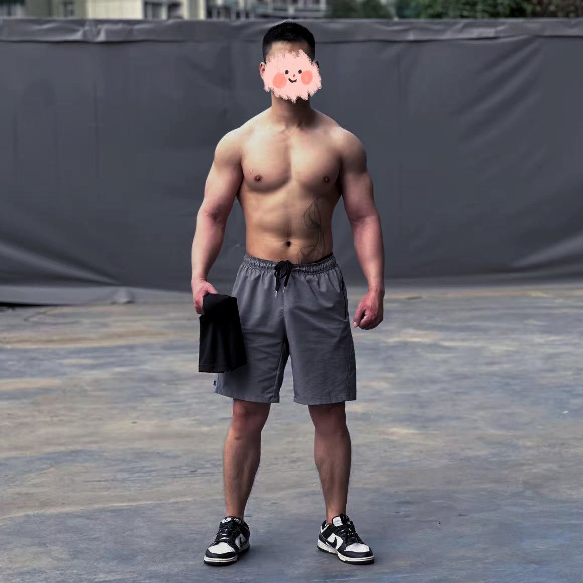 这个健身房是倒闭的幼儿园改的，有个闲置的露台，自然光效果还蛮好的😝