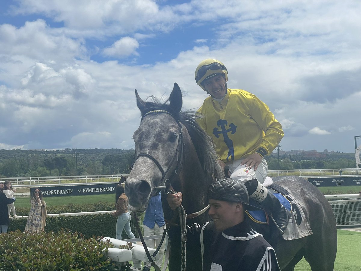 HipodromoMadrid's tweet photo. Enhorabuena a la Cuadra Balcón de Telde por la victoria de Irish Breath (Make Believe) en el Premio Gran Hipódromo de Andalucía. Preparación de @Killoturf y monta de @EstupinanBrenys. 🏇🏆 https://t.co/eoDrVZv8BL