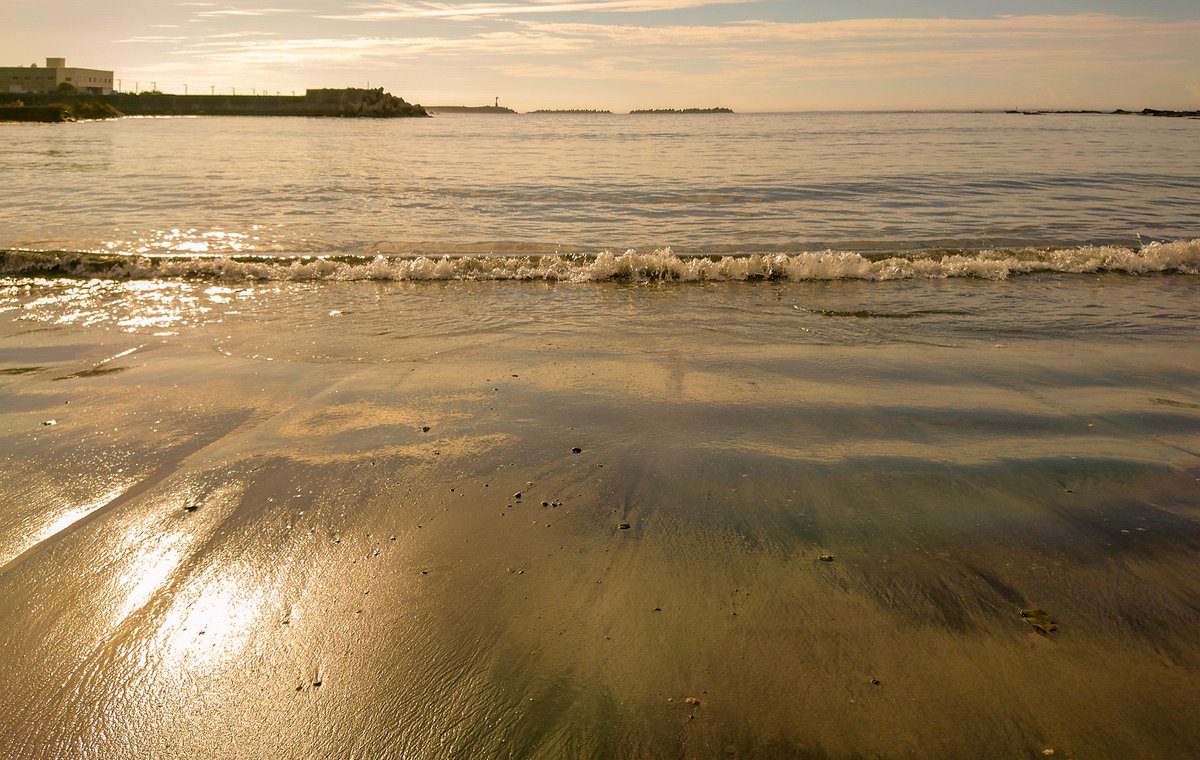 furusun's tweet image. おはようございます

こよろぎの磯より遠く引く潮に
うかべる月は沖に出でにけり　兼好法師

#和歌と写真
#キリトリセカイ 
#カコウミ
#写真で伝える私の世界