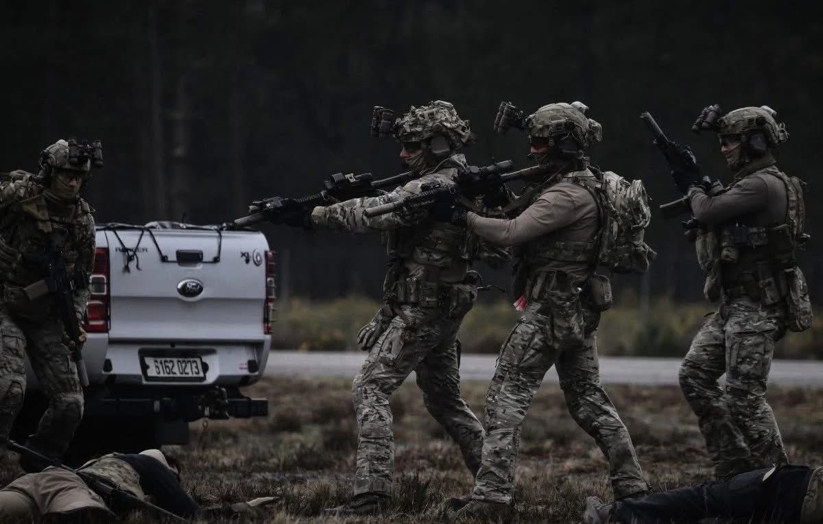 ForceSpecialeFr's tweet image. Equipiers du #1erRPIMA durant une démonstration au SOFINS 2025 🇫🇷

#FrenchSAS 
#ForcesSpécialesFrançaises