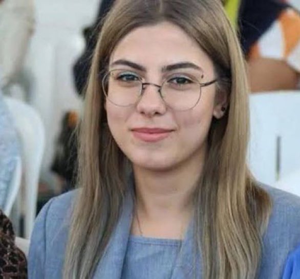 Soldaki Selçuk Tengioğlu. 2 çocuğunu öldürdü. Esrar, tehdit gibi bir çok suçtan kaydı var. Elini kolunu sallayarak sokakta geziyor. Sonunda Özgür Özel’e saldırdı.

Sağdaki Esila. Demokratik hakkını kullandığı için haftalardır cezaevinde. Sınavlarını kaçırdı.

Alın size adalet!