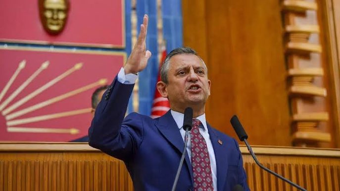 #SonDakika | Özgür Özel: Bu vakitten sonra tehditler, saldırılar bizi yıldıracak olsa biz ölümü göze alıp Cumhuriyet'i kuran partinin genel başkanlığına talip olmazdık.