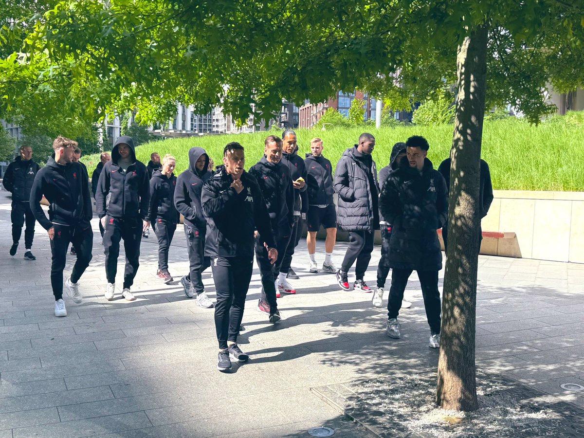 Masahiro039's tweet image. The Liverpool FC taking a walk around London. 

今朝、ロンドン市内を歩いていたら、散歩中のリバプールFCと遭遇。