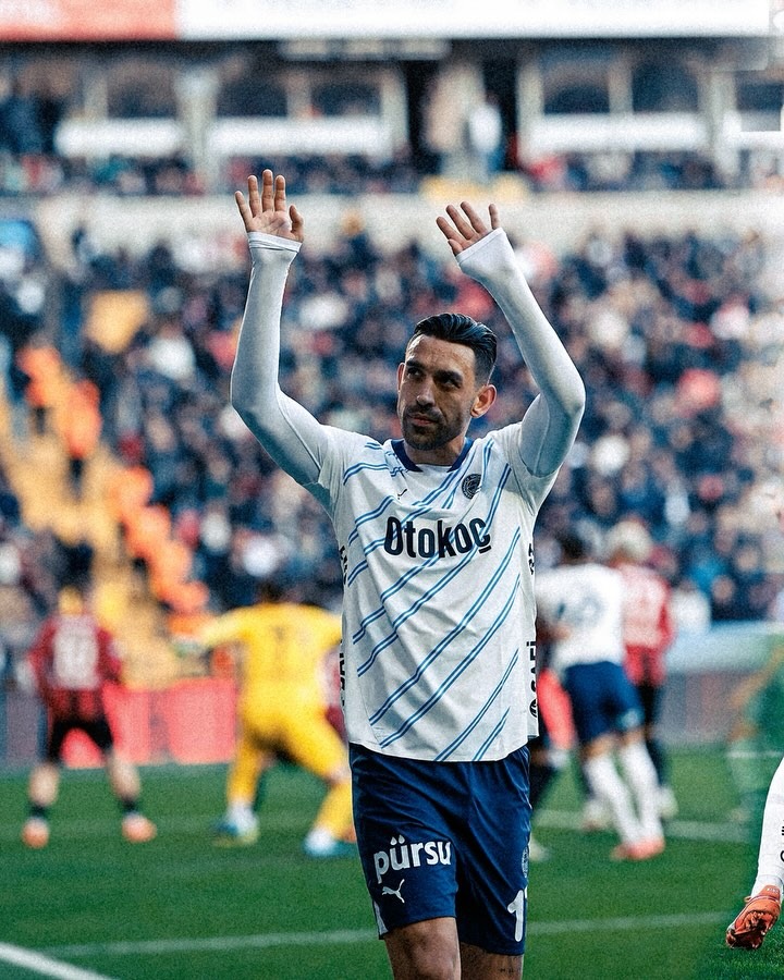 🟡 Bu akşam Jose Mourinho'dan beklediğim Fenerbahçe 11'i şu şekilde:

İrfan Can Eğribayat; Çağlar, Skriniar, Yusuf; Oğuz, Fred, İsmail, Szymanski; İrfan Can Kahveci; Talisca, Dzeko. (3-4-1-2)

#FBvBJK