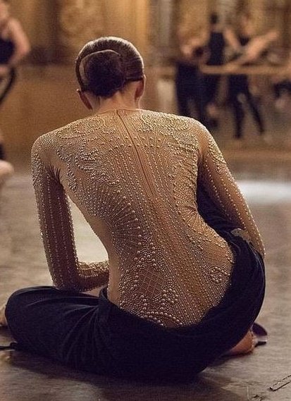 Sur la dentelle
Funambule du regard
Exerce sa voie

#Haïku 

⚘️🌹🌿🙏🙇‍♂️Y