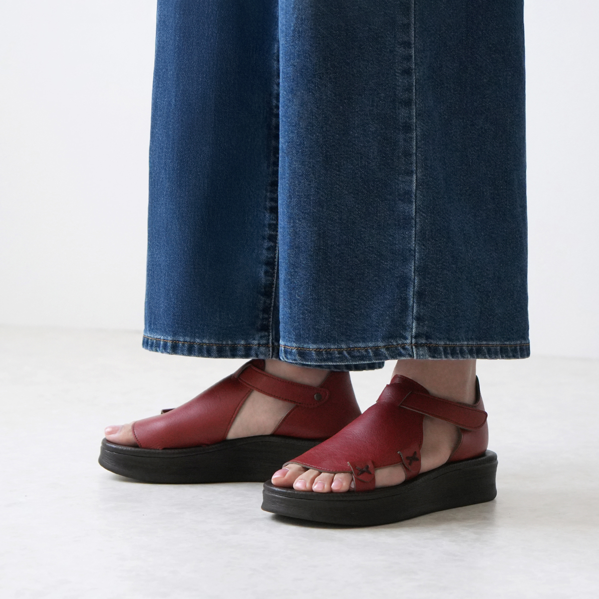 ＼ おしゃれにカバー‼️ ／
むにむにっ 弾むクッション
肌見せ控えめの大人サンダル

「甲を見せたくない」
「かかとが気になる」
「日焼けしたくない」

そんなお悩みをカバーしながら、おしゃれも楽しめるデザイン😄✨

品番：QUESP
サイズ：22.0～25.5cm相当
belle-co.jp/c/flatsandals/…