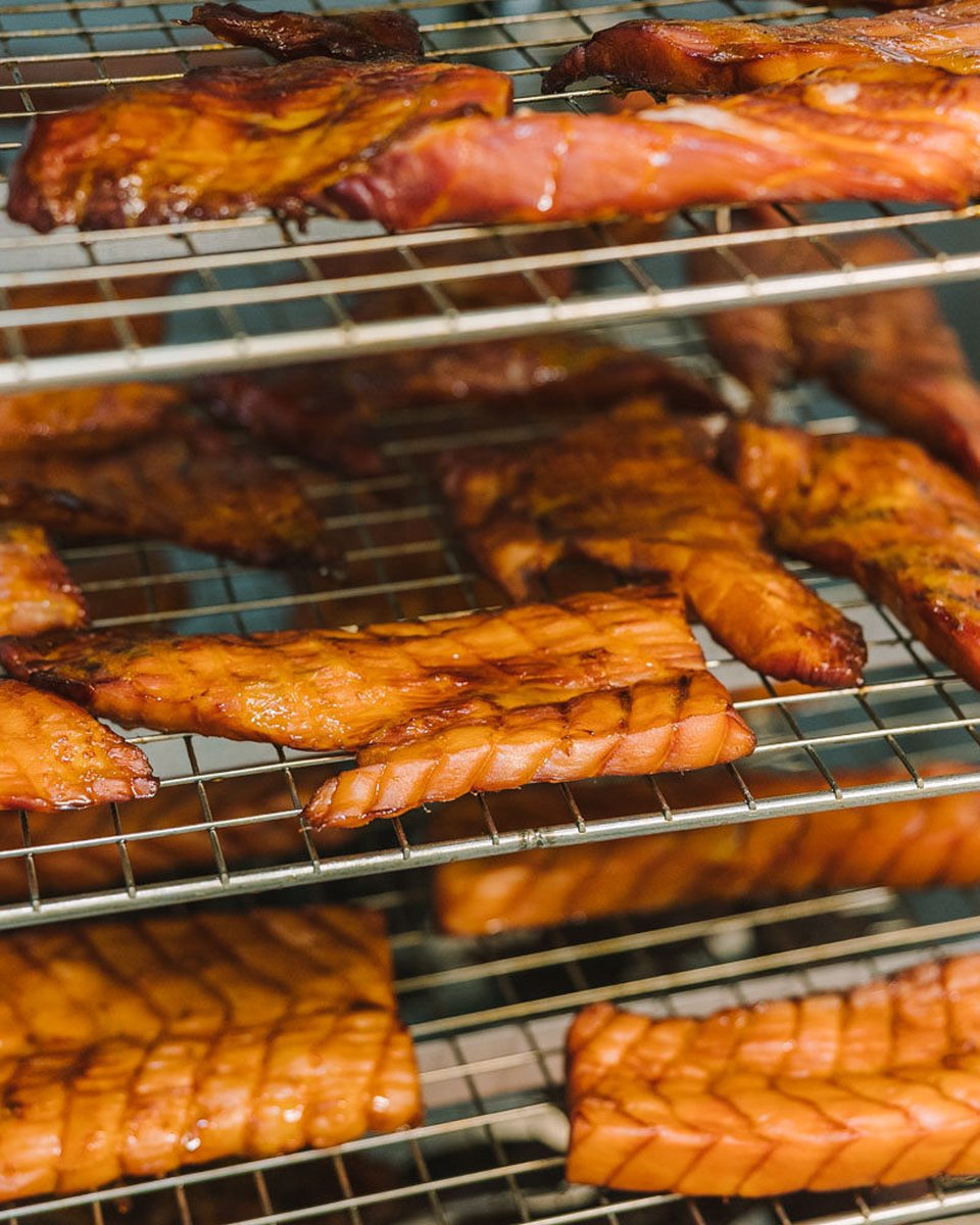 AlimentsNB's tweet image. Nous sommes fiers de vivre dans cette magnifique province, où les eaux sont riches en histoire. Si vous souhaitez vous offrir un luxe local, laissez-vous tenter par l’esturgeon du Nouveau-Brunswick. Achetez local pour de bon! 🌊🐟🎣