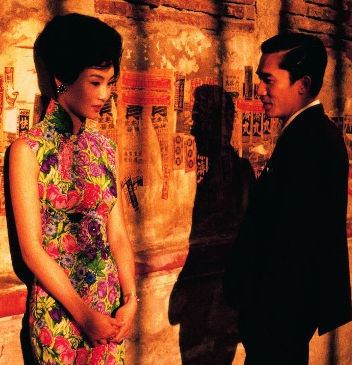 In the mood for love filmini bu görsel çok güzel özetliyor. Gorseldeki gibi Kıpır kıpır duygular bir parmaklık gölgesiyle haps olmuş. Onları durduran şey nedir tam anlatılmaz ama " biz onlar gibi olmayacağız" en muhtemel sebep olabilir.