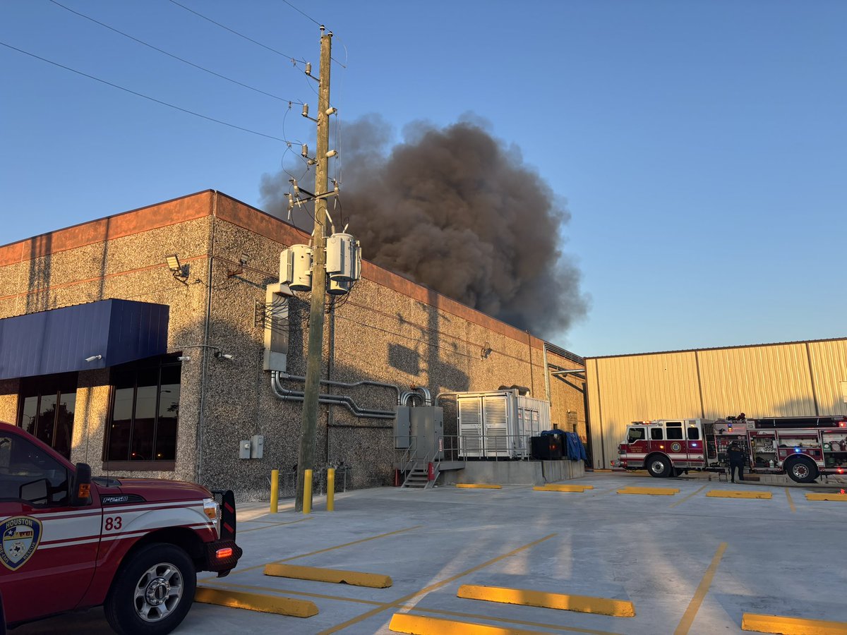 CommunityVFD's tweet image. MAJOR INCIDENT ALERT

Commercial fire happening now at 4018 west hollow parkway. Please stay clear from the area.