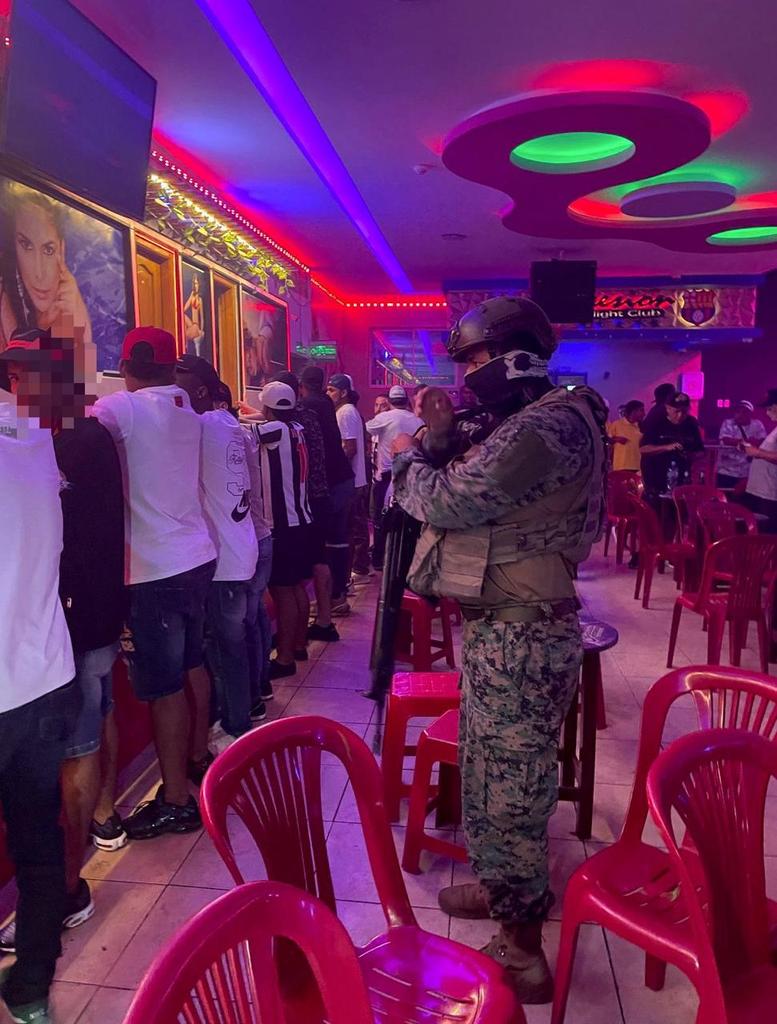 armada_ecuador's tweet photo. #Guayaquil || El Bloque de Seguridad realiza una operación militar de ámbito interno en varios centros de diversión nocturna en los sectores de La Entrada de la 8 y La Prosperina noroeste de la ciudad. 
La operación fue liderada, en territorio, por el señor Vicealmirante Pablo Caicedo Salvador, Comandante General de la Armada.

Hasta pasadas las 22:00 de este sábado 03 de mayo se suspendió uno de estos centros por la presencia de ciudadanos indocumentados.

Con estas acciones el Bloque de Seguridad, busca erradicar los delitos en este sector de la ciudad.

#BloqueDeSeguridad
#UnaSolaFuerza
#ArmadaEcuatoriana
#PoliciaNacional