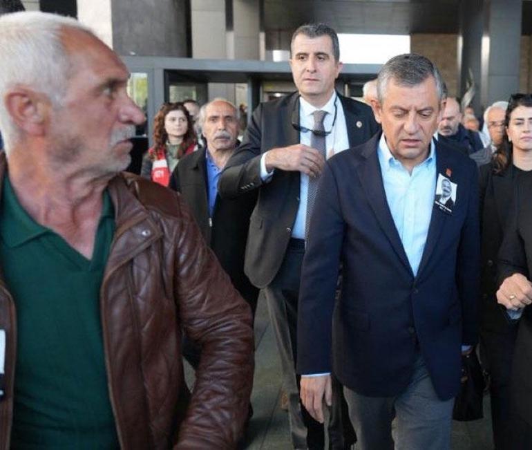 Özgür Özel'e Saldırı: Hoşgörüsüzlüğün Ve Tahammülsüzlüğün Nirvanası
Belki bütün farklılıkların unutulması gereken bir ortamda Özgür Özel'in uğradığı menfur saldırı, son zamanlarda artık had safhaya ulaşan siyasi gerilimlerin toplumumuzu ne hale getirdiğini bir kez daha gösterdi.